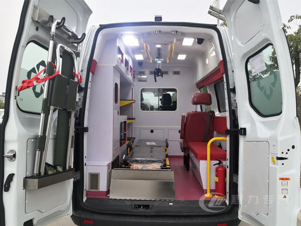 福特新全順V362中軸監(jiān)護型救護車