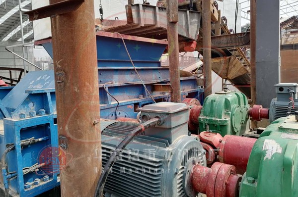 大型液壓對(duì)輥制砂機(jī)西華安裝現(xiàn)場(chǎng)